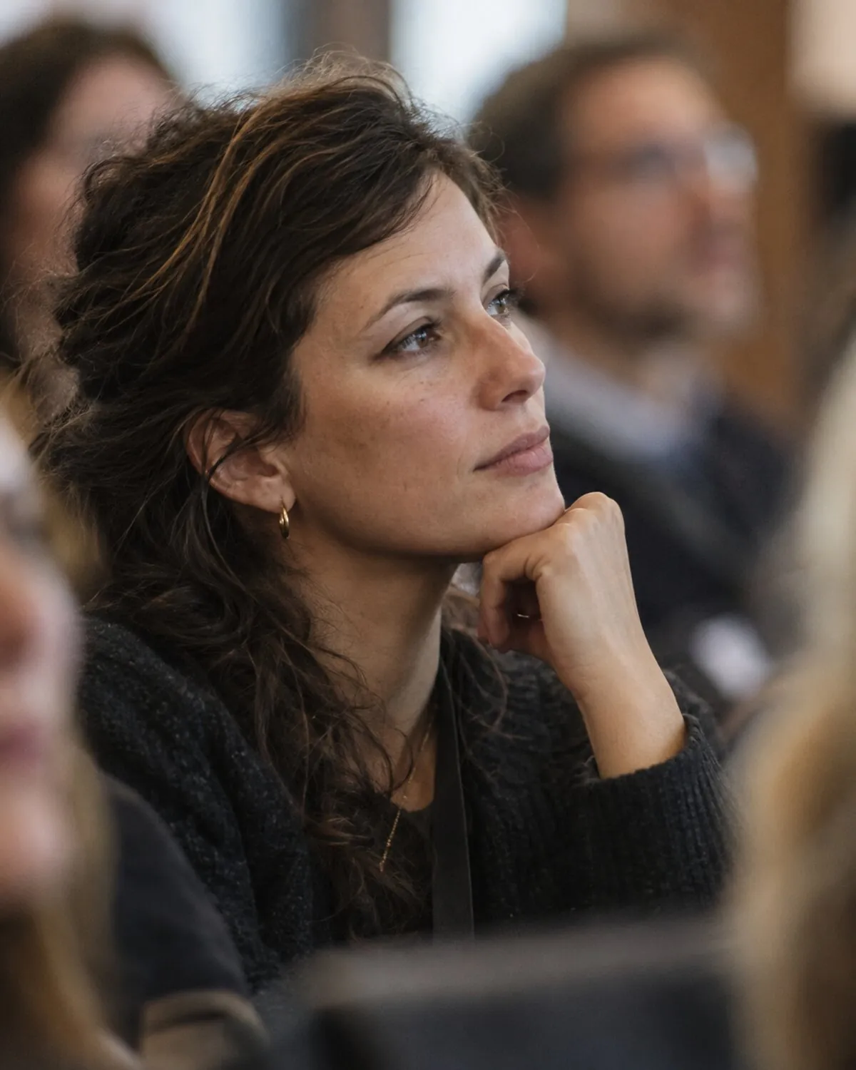 Personne attentive dans le public d'une causerie